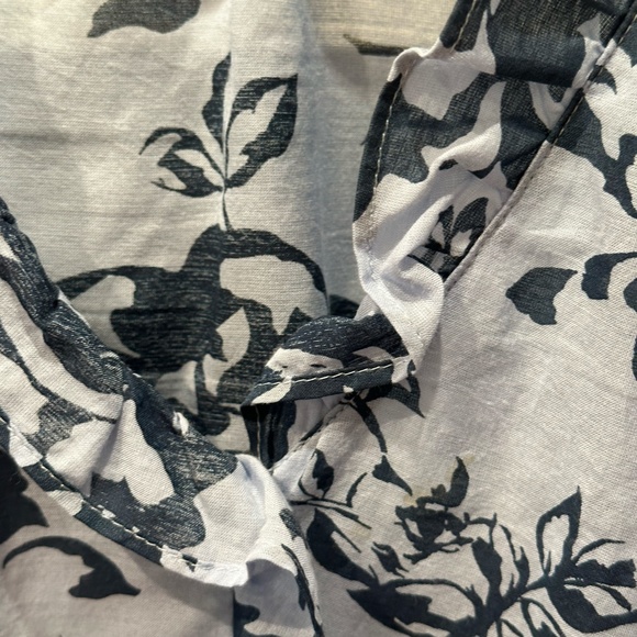 Floral Shirt with ruffle around the nick. - Picture 5 of 6